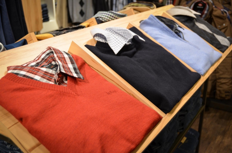 magasin-LE CASTELLET-min_sweater_sweaters_shirts_exhibition_shop_shopping_shelf_buy-940699